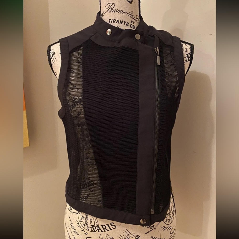 Black Vest woman’s clothes. Condition is "Pre-owned".